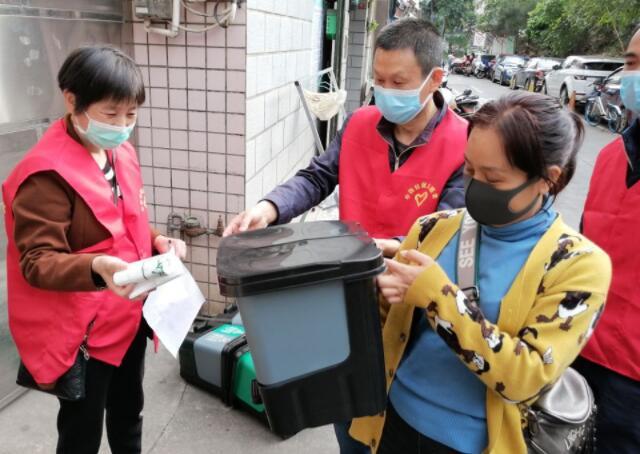 发放草莓污污视频分类设备，同创美丽和谐社区建设